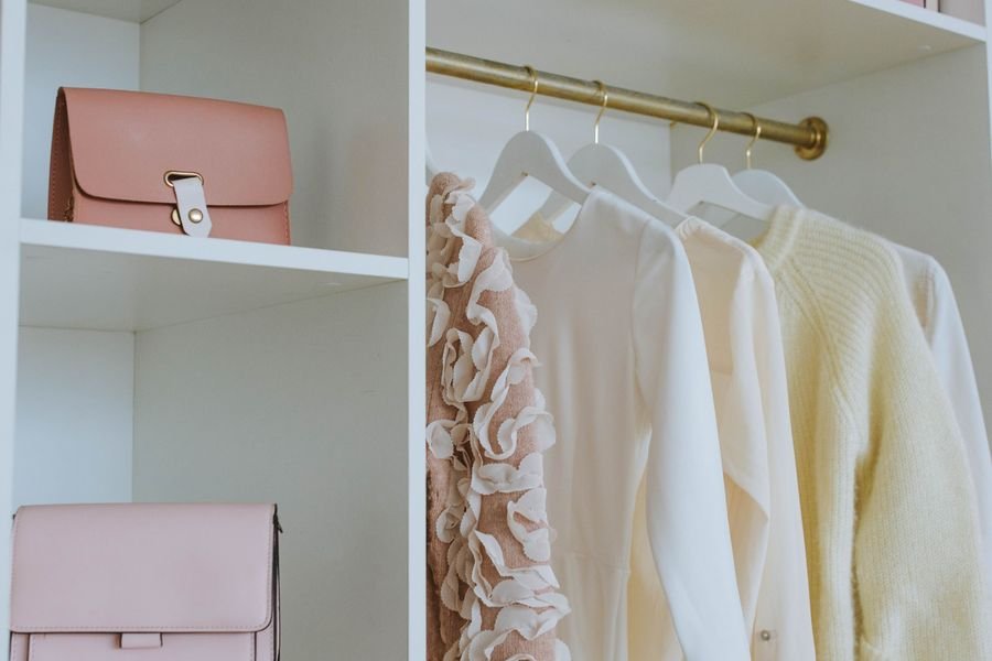 Closet abierto con repisas y barra